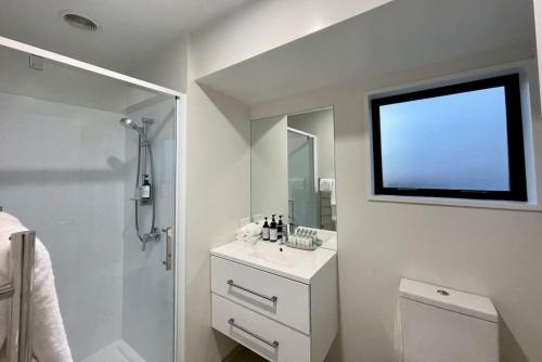 Phòng tắm tại Spacious Home close to City, With Free Parking