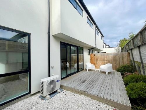 Ban công/sân hiên tại Spacious Home close to City, With Free Parking