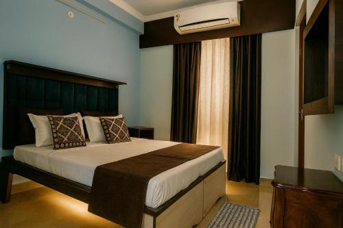 a bedroom with a large bed and a window at VVIP Address Homestay Jagatpura Jaipur Luxury Stay in Jaipur