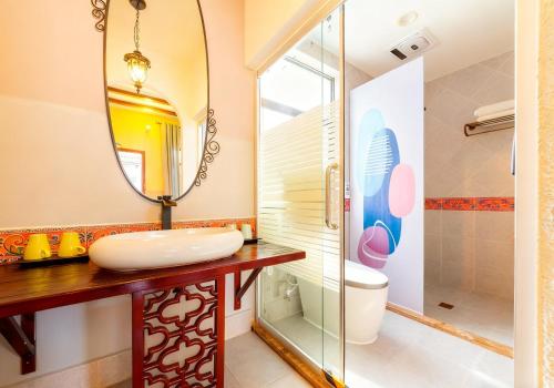 Ένα μπάνιο στο Dali Garden