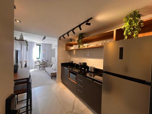 kuchnia z lodówką ze stali nierdzewnej i jadalnią w obiekcie Luxurious studio next to Confeitaria Colombo w mieście Rio de Janeiro