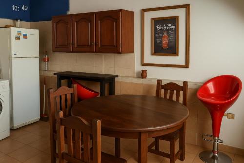 una cucina con tavolo, sedie e frigorifero di Blue house St a Buenos Aires