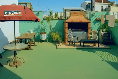 un allestimento di un patio con tavolo e ombrellone di Blue house St a Buenos Aires