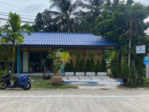 a motorcycle parked in front of a building at Simple Hostel Phangan in Baan Khai