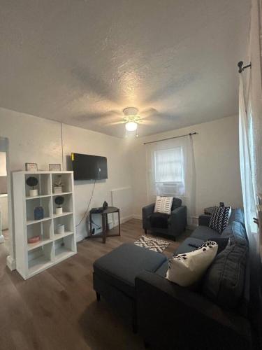 un soggiorno con un divano e una TV di Beach 2BR Villa Sleeps 4 Trendy & Luxe a Pompano Beach