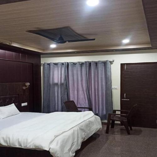 巴德里纳特The Shloka Badrinath By StayApart的带床和天花板的卧室