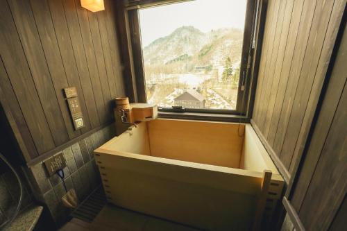 O vedere generală la munți sau o vedere la munte luată de la acest ryokan