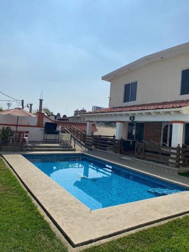 AhuatepecにあるCasa Isabella in Cuernavacaの家の前のプール