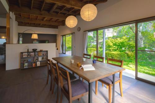 a dining room with a wooden table and chairs at 鎌倉とばり - 最大6名でゆったり過ごせる宿 in Kamakura