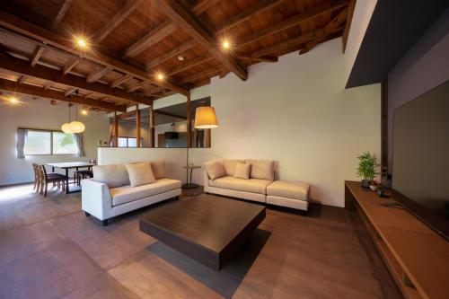 a living room with a couch and a table at 鎌倉とばり - 最大6名でゆったり過ごせる宿 in Kamakura