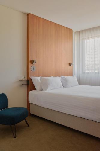 Garde and Warders Hotel — Room
