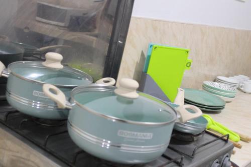 two pots and pans sitting on top of a stove at Kala Hotel in Bocapán