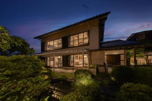 an image of a house at night at 鎌倉とばり - 最大6名でゆったり過ごせる宿 in Kamakura