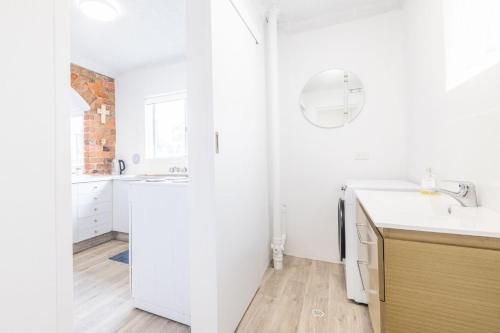 Η κουζίνα ή μικρή κουζίνα στο Costas Smerelda 8, 16 Soldiers Point Rd - Linen, Views, Air Con, Wi-Fi