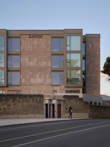 Garde and Warders Hotel — Property building