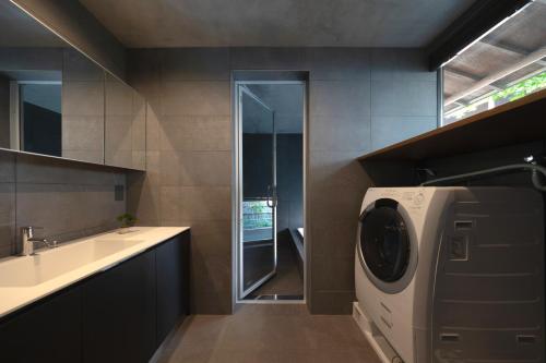 a bathroom with a washing machine and a sink at 鎌倉とばり - 最大6名でゆったり過ごせる宿 in Kamakura