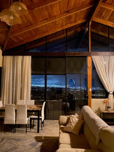 Posezení v ubytování Mountain Retreat with Stunning view at Ube's House