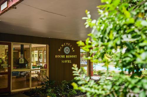a building with a sign that reads yoko agent hotel at Sanctuary House Resort Motel in Healesville