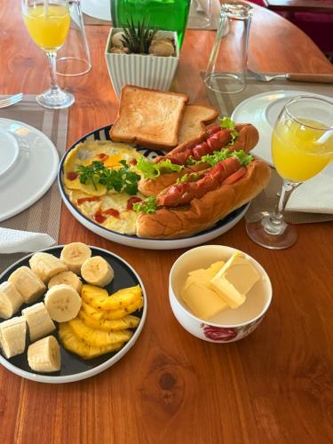 un tavolo con due piatti di cibo e alcune bevande di Grand Nauro villa a Nuwara Eliya
