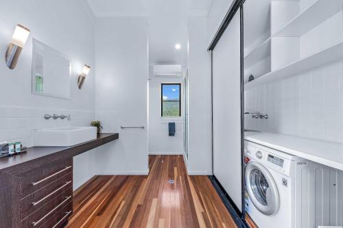 Η κουζίνα ή μικρή κουζίνα στο MANDALAY ESCAPE, SECLUSION & SERENITY WITH A POOL