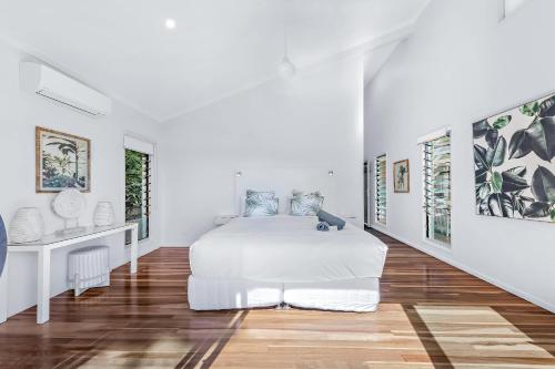 Ένα ή περισσότερα κρεβάτια σε δωμάτιο στο MANDALAY ESCAPE, SECLUSION & SERENITY WITH A POOL