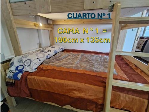 une chambre avec un lit superposé avec un panneau dessus dans l'établissement Centro Historico Lima - Apartamento, à Lima