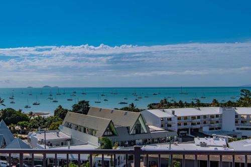 Blick auf einen Hafen mit Booten im Wasser in der Unterkunft OCEAN VIEWS 10 in Airlie Beach