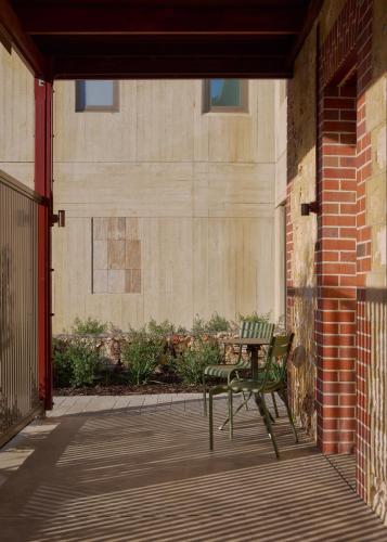 Garde and Warders Hotel — Patio
