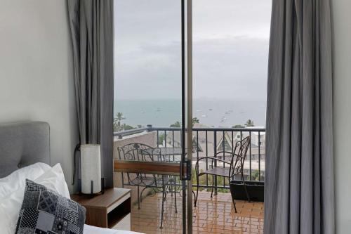 ein Zimmer mit Balkon und Meerblick in der Unterkunft OCEAN VIEWS 16 pool & Spa Wi-FI in Airlie Beach