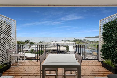 Μπαλκόνι ή βεράντα στο Ocean View 16A Studio Pool & Spa Wi-Fi