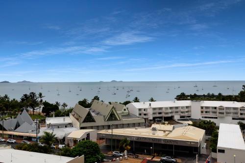 Blick auf eine Stadt mit Booten im Wasser in der Unterkunft Ocean View 16A Studio Pool & Spa Wi-Fi in Airlie Beach