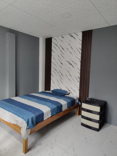 un dormitorio con una cama con sábanas azules y blancas en Departamento Elegante y acogedor hotel Económico, en La Libertad