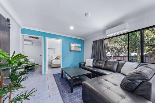 埃尔利海滩Airlie Sun & Sand Accommodation #6的客厅里有一张沙发和一张桌子。