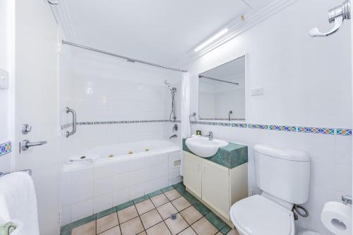 Ένα μπάνιο στο Marina views at Airlie 10H