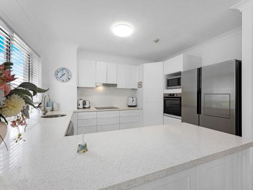 Η κουζίνα ή μικρή κουζίνα στο Relaxing Getaway Steps Beach with Pool