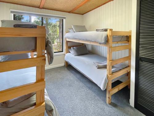 ein Zimmer mit zwei Etagenbetten und einem Fenster in der Unterkunft Doon It Right in Bonnie Doon