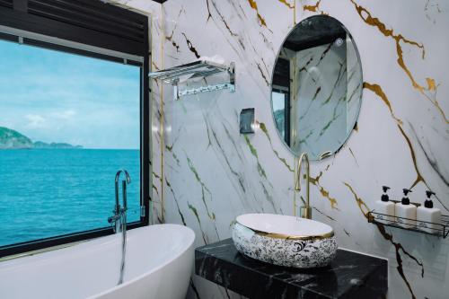 Ένα μπάνιο στο Bonita Halong Cruise