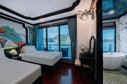 Habitación de hotel con 2 camas y bañera en Bonita Halong Cruise, en Cat Ba