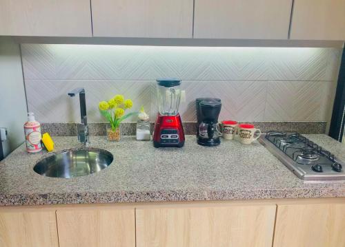 a kitchen counter with a sink and a blender at Loft ejecutivo con Aire Acondicionado, cerca de Clinica Duarte y UFPS in Cúcuta