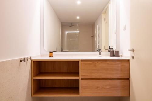 Un baño de Stylish 2BR in Leça with AC by LovelyStay