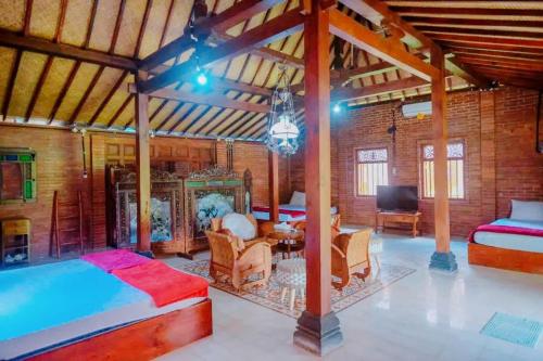 Postel nebo postele na pokoji v ubytování Omah Mbah Mandor Yogyakarta