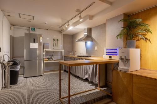 Kuchyň nebo kuchyňský kout v ubytování Pipe Hostel Myeongdong