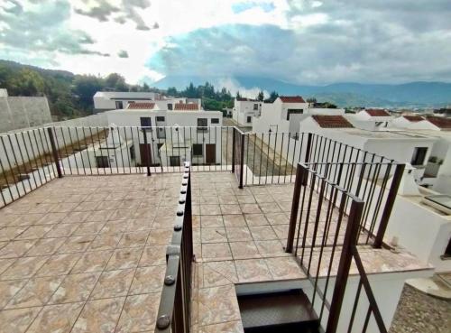 Nespecifikovaný výhled na hory nebo výhled na hory při pohledu z prázdninového domu