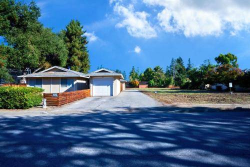 Φωτογραφία από το άλμπουμ του Central 3BR Home Steps from Castro St σε Mountain View