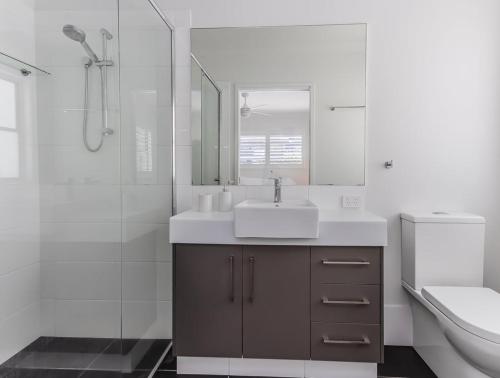 un bagno con lavandino, doccia e WC di Dianella Dunes a Casuarina