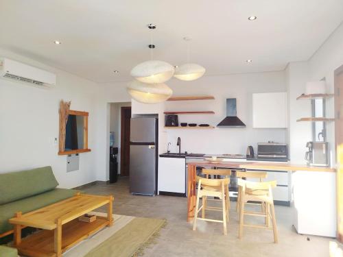 Kuchyň nebo kuchyňský kout v ubytování Luxury 1 BR apartment with garden, Mesca - Somabay