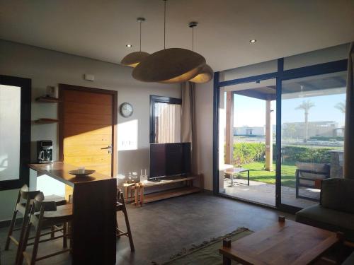 Posezení v ubytování Luxury 1 BR apartment with garden, Mesca - Somabay