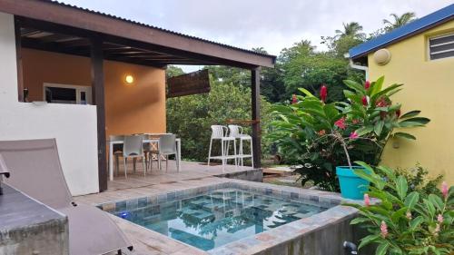 Bazén v ubytování Rêve créole "villa Claire" mer plage mini piscine nebo v jeho okolí