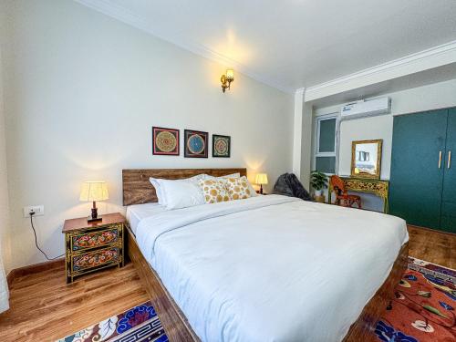 ein Schlafzimmer mit einem großen weißen Bett in einem Zimmer in der Unterkunft Shama suites in Kathmandu