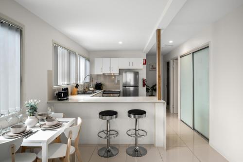 Η κουζίνα ή μικρή κουζίνα στο Smart Suites Self Check-in Apartments - Sunnybank Station